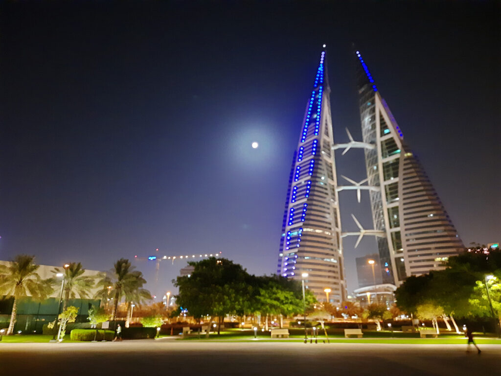 عروض مغرية من البحرين والسعودية لجذب شركات التعهيد