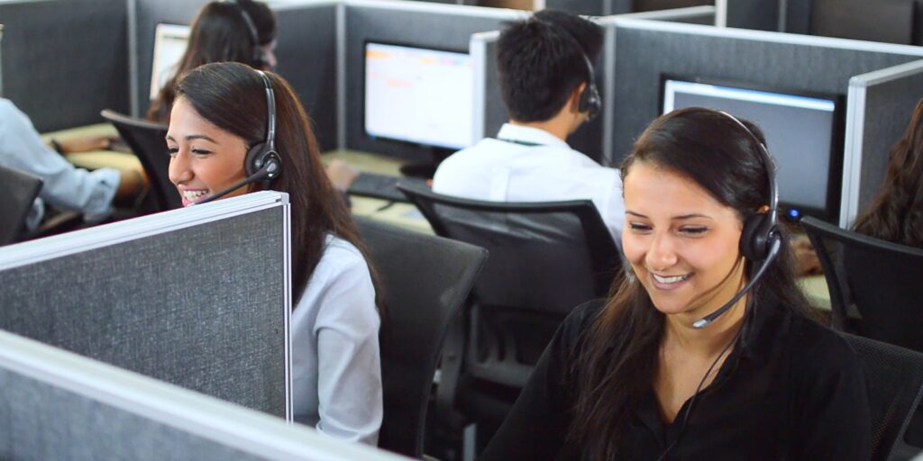 موظفي مركز الاتصال