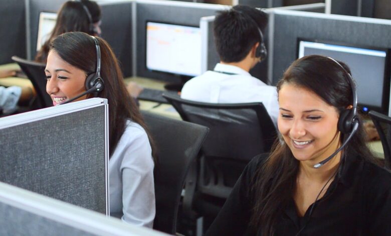 موظفي مركز الاتصال