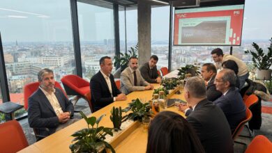 وزير الاتصالات يعقد اجتماعًا مع مسئولى مؤسسات صربية لبحث الاستثمار فى صناعة التعهيد