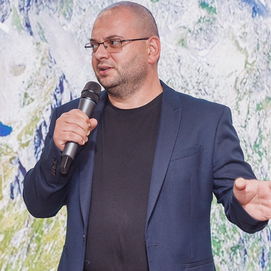 كيف حوّل كريتو شركة إيفوزون للبرمجة إلى قصة نجاح عابرة للحدود؟