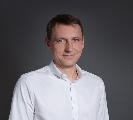 المغامر "بافل" يضع "التشيك" على خارطة التعهيد العالمية