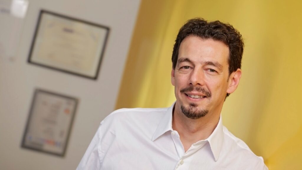 "بوليتي".. أُستاذ الجامعة الذي تحول من "أكاديمي" إلى قائد عالمي في صناعة التعهيد