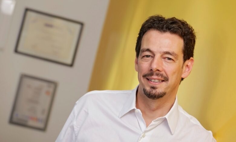 "بوليتي".. أُستاذ الجامعة الذي تحول من "أكاديمي" إلى قائد عالمي في صناعة التعهيد