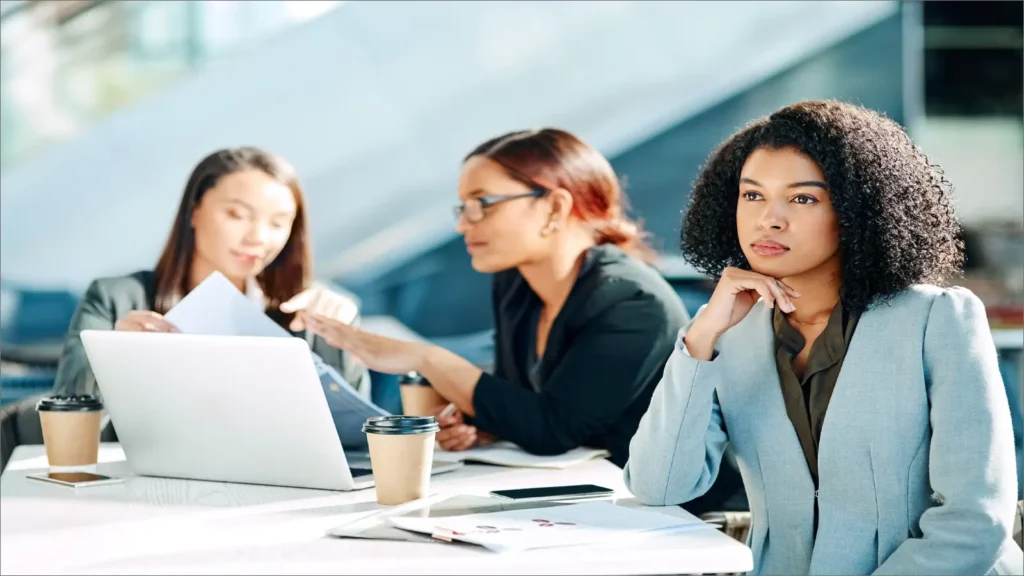 كيف يؤدي ضعف التواصل الداخلي إلى تراجع الأداء وارتفاع معدلات الاستقالات؟