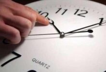 كيف تؤثر فروق التوقيت على قرارات التعهيد في قطاع تكنولوجيا المعلومات؟