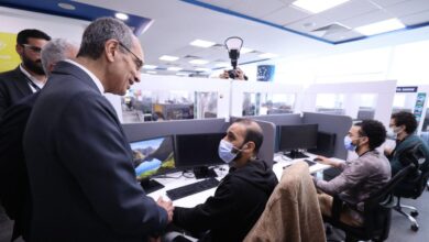 الدكتور عمرو طلعت وزير الاتصالات في زيارة سابقة لأحدى شركات التعهيد الكبرى في مصر