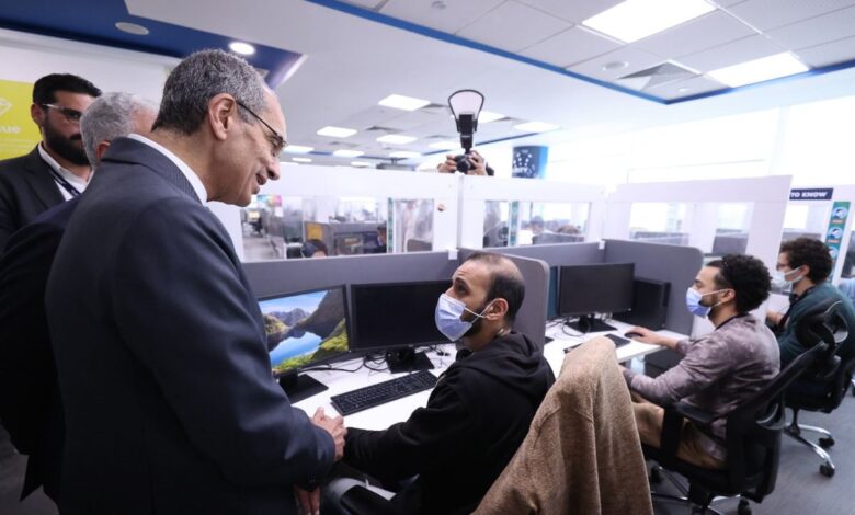 الدكتور عمرو طلعت وزير الاتصالات في زيارة سابقة لأحدى شركات التعهيد الكبرى في مصر